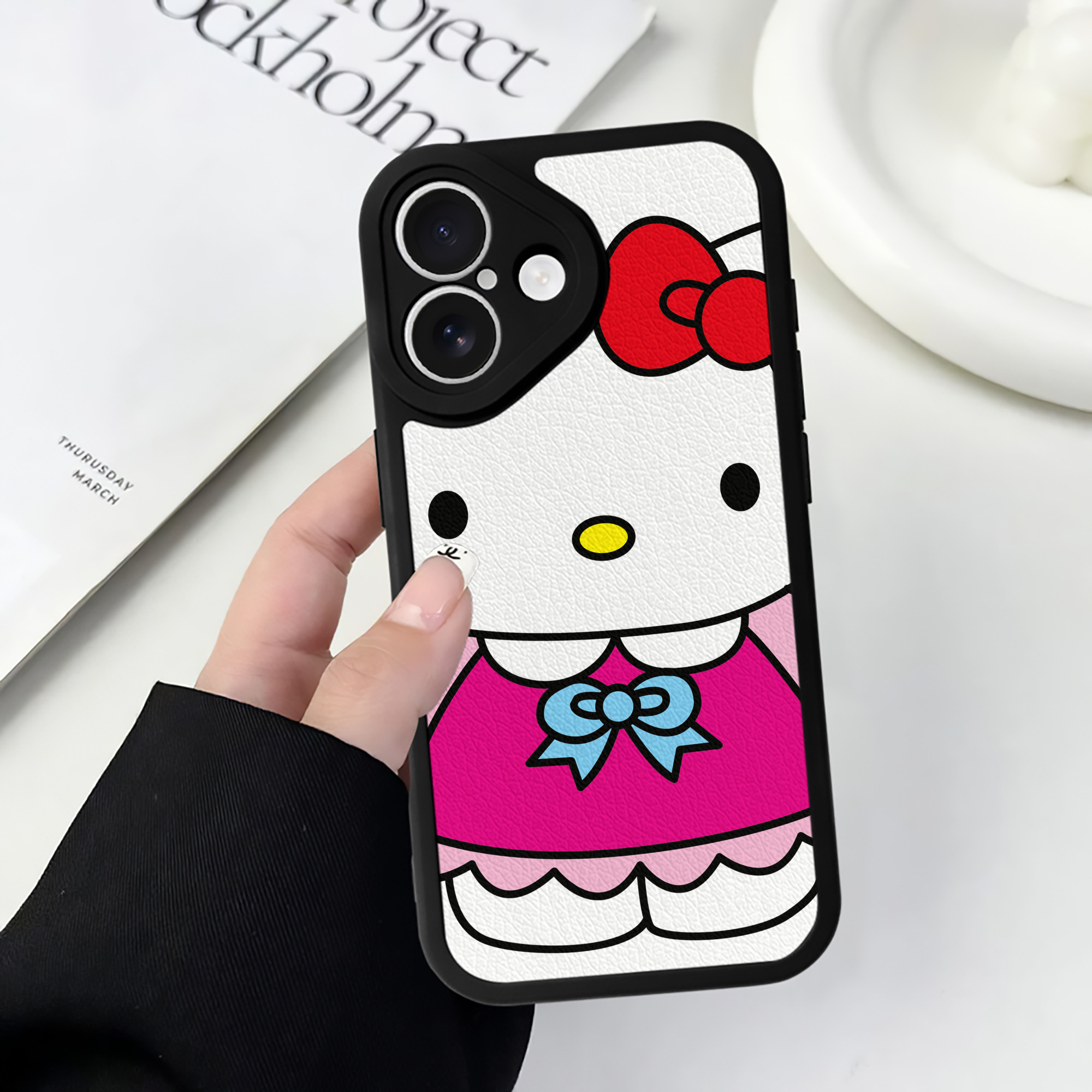 （画像用） Hello Kitty ハローキティ 【iPhone 16シリーズ対応】シリコンスマホケース（レザー調） 材質：シリコン